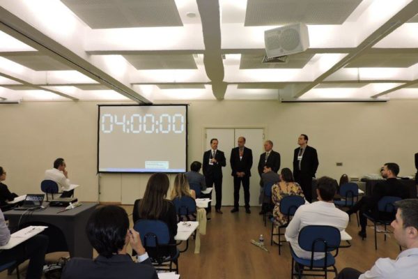 Dr. Níveo Steffen conversa com os alunos antes da prova